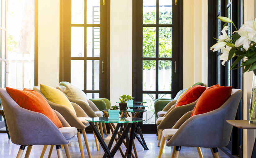 Obserwując dzisiejsze style w aranżacji wnętrz zauważymy spore wykorzystanie szkła hartowanego.