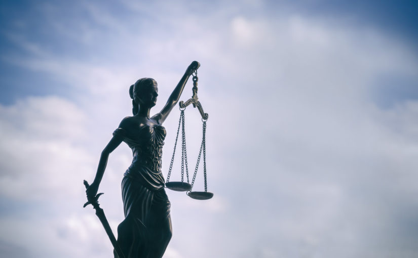 Mecenas to obrońca, którego zadaniem jest sprawianie wskazówek z przepisów prawnych.