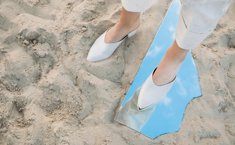 Szkło w Wnętrzu: Lustro jako Ekskluzywny Komponent do Nowoczesnej Otoczenia.