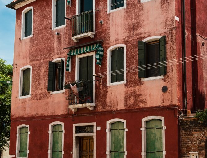 Innowacyjne elewacje: jak zaawansowane rozwiązania i ekologia zmieniają estetykę współczesnych mieszkań